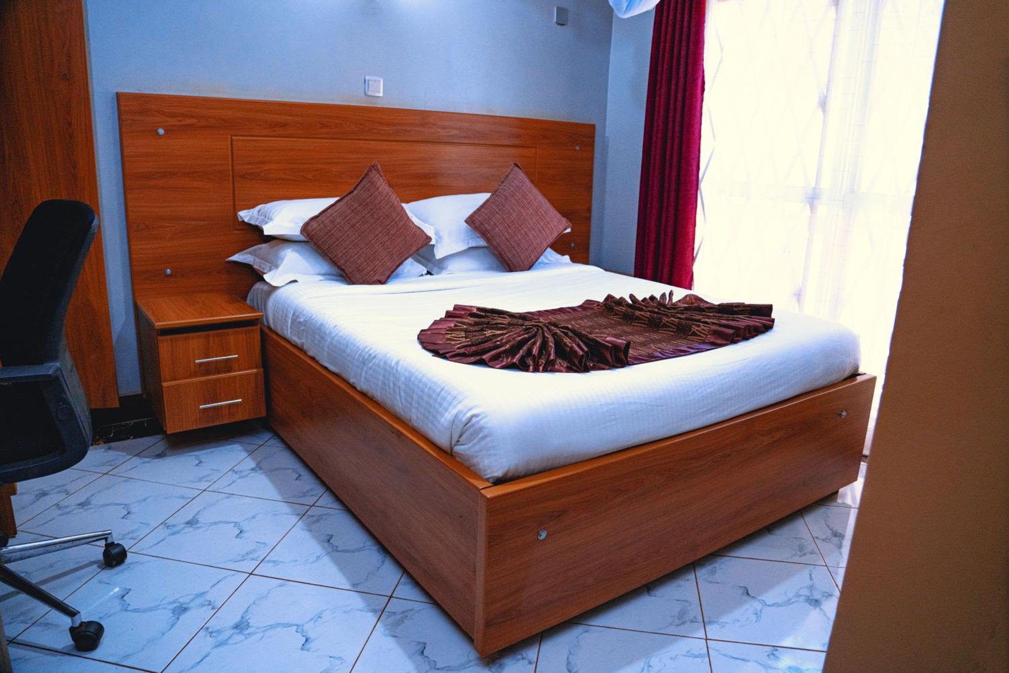 Golden Quest Hotel Entebbe Esterno foto