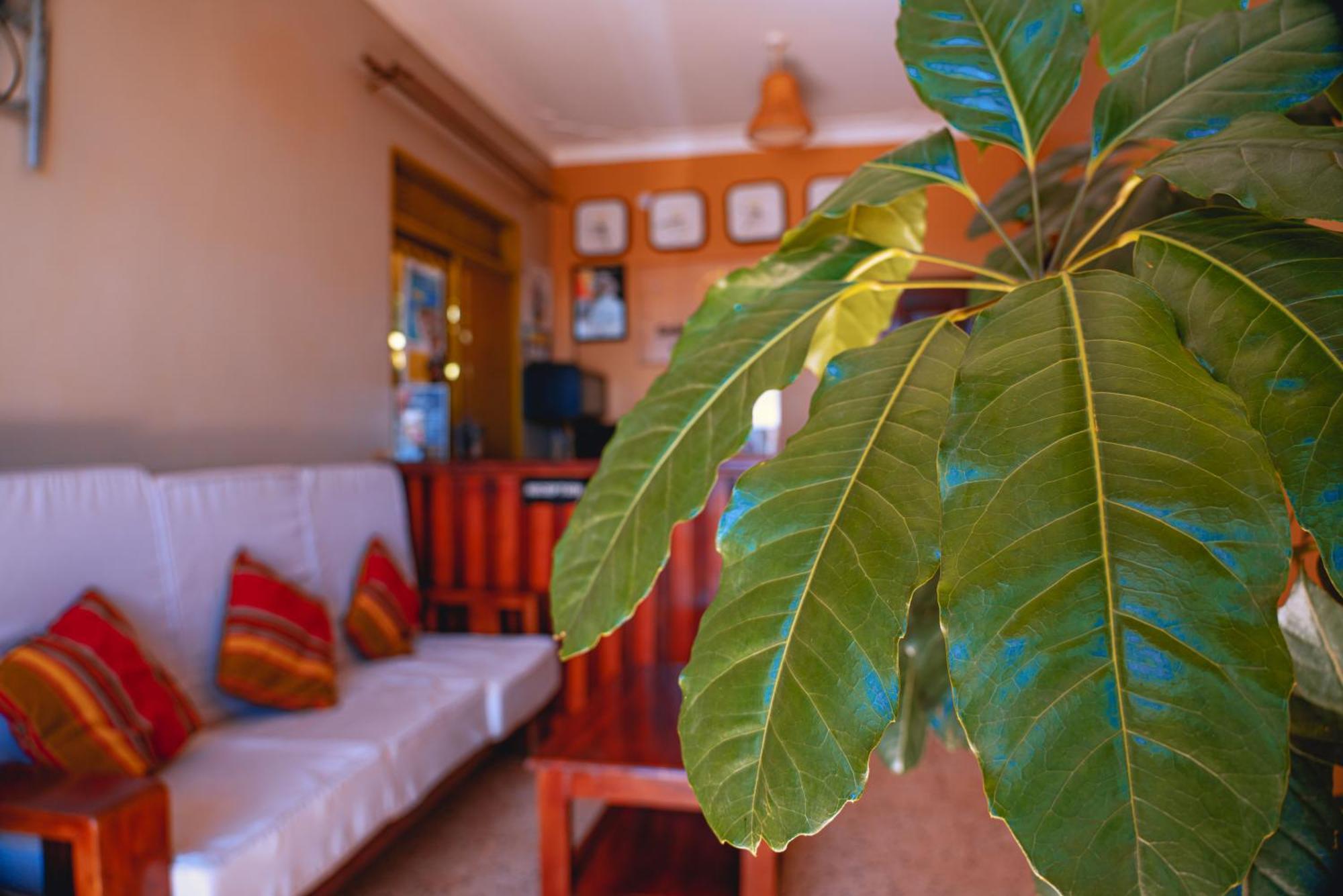 Golden Quest Hotel Entebbe Esterno foto