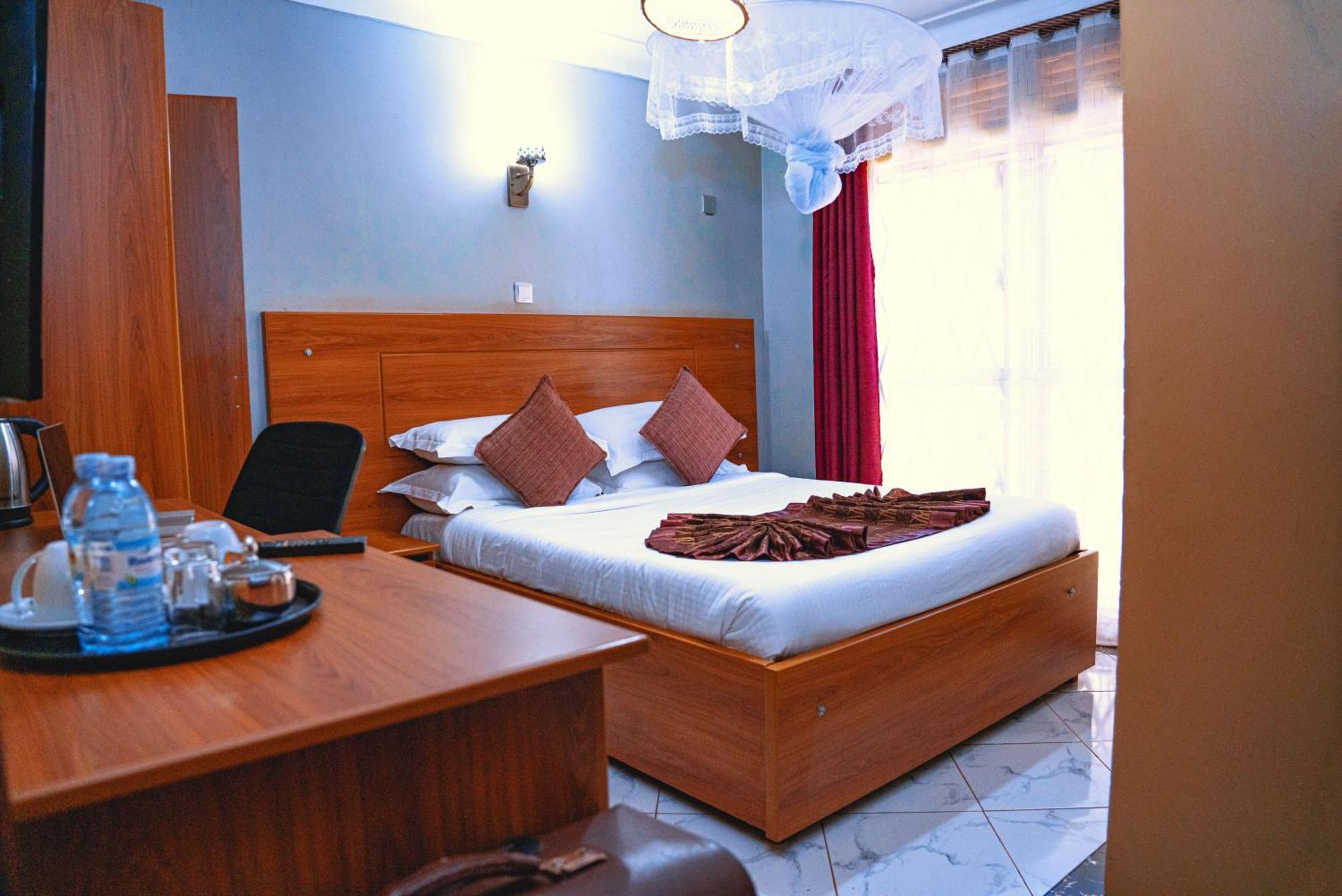 Golden Quest Hotel Entebbe Esterno foto